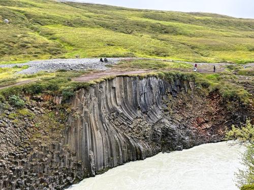 Las columnas de basalto están bastante deformadas en esta parte del cañón. (Autor: Antonio P. López)