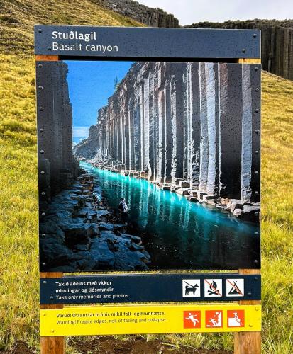 Cuando la presa desembalsa agua arrastra una gran cantidad de sedimentos y provoca que el río baje rápido y de color gris. Si el nivel baja y el agua está en calma su color suele ser azulado, según se observa en el cartel situado junto al cañón. (Autor: Antonio P. López)