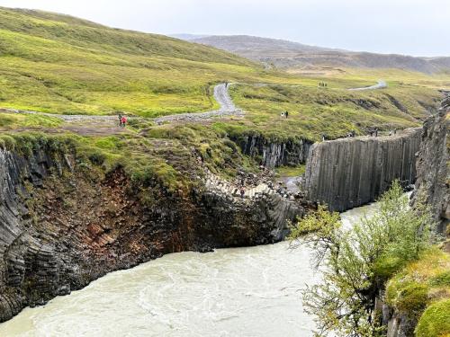 El Cañón Stuðlagil está situado en el valle de Jökuldalur. Es impresionante observar la gran cantidad de columnas poligonales de basalto que atraviesa el río glaciar Jökulsá á Dal. Hasta la construcción de la presa Kárahnjúkar en 2007, el nivel del agua ocultaba las columnas basálticas. La retención de agua alteró el caudal que fluía a través del cañón y dejó ver la estructura actual del basalto. En la parte derecha de la imagen las columnas están en posición vertical, pero avanzando hacia la izquierda llegan a estar horizontales e inclinadas. (Autor: Antonio P. López)