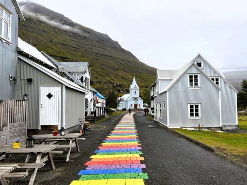 Los primeros pobladores que se asentaron en la zona de Seyðisfjörður, en 1848, fueron pescadores noruegos que construyeron muchos de los edificios que aún existen a día de hoy. (Autor: Antonio P. López)