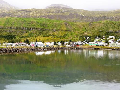 Este municipio del este de Islandia con algo más de 600 habitantes está situado en el fiordo de Seyðisfjörður. Rodeado de hialoclastitas y altas coladas de basalto, hay varios saltos de agua en sus alrededores, siendo el más conocido la cascada Rjúkandafoss. (Autor: Antonio P. López)