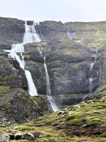 La cascada Rjúkandafoss, o Rjúkandi, forma parte del río Ysta-Rjúkandi, uno de los tres ríos que atraviesan el valle Jökuldalur, que nace al norte del monte Sandfell, al este de Islandia. Esta cascada tiene varios saltos entre basalto y tobas, alcanzando una altura de 93 metros en total. La localidad más cercana es Seyðisfjörður. (Autor: Antonio P. López)