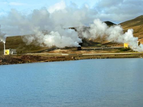 La energía geotérmica es una energía renovable que se obtiene mediante el aprovechamiento del calor del interior de la Tierra. En Islandia es habitual utilizar este tipo de energía en instalaciones de aprovechamiento geotérmico. Una de las mayores de la isla es la planta de Kröflustöð, a unos 7 km de Hverir. (Autor: Antonio P. López)