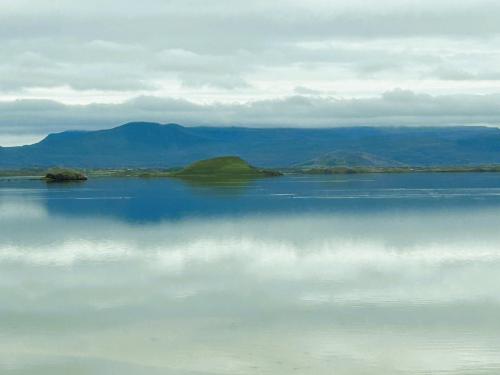 El Mývatn es el cuarto lago más grande de Islandia y está alimentado por manantiales subterráneos de aguas calientes y frías. En la imagen, uno de los ‘pseudocráteres’ cubierto de hierba sobresale del lago. (Autor: Antonio P. López)