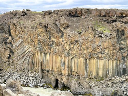 Detalle de las diferentes coladas de basalto que forman el cañón que ha sido erosionado por el río Skjálfandafljót, en las proximidades de la cascada Aldeyjarfoss. (Autor: Antonio P. López)