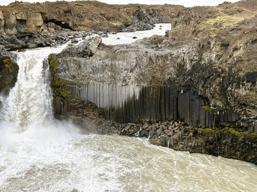 Aldeyjarfoss es una cascada situada al norte de Islandia, en la parte más septentrional de la carretera Sprengisandur, en las Tierras Altas. El río Skjálfandafljót, que nace en el glaciar Vatnajökull, atraviesa el ‘campo de lava’ llamado Suðurárhraun formado por varias coladas de basalto procedentes de diferentes erupciones, hace unos 9.500 años. En este punto hay un desnivel de 20 metros que forma la cascada entre columnas de basalto. (Autor: Antonio P. López)