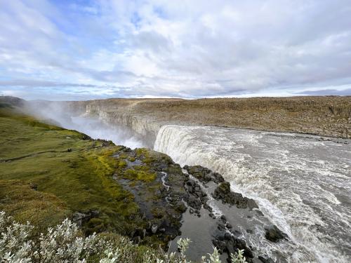 Las paredes del cañón están formadas por diferentes coladas basálticas. Las coladas de material relativamente liso y fino son producto de erupciones interglaciares. Los depósitos basálticos columnares se forman cuando el magma se encuentra con abundante hielo y se enfría tan rápidamente que se fractura en largas columnas poligonales. Las columnas poligonales (5-7 caras) separadas por juntas verticales con estrías subhorizontales uniformemente espaciadas en las caras son características de una contracción lenta y un enfriamiento uniforme del flujo de lava basáltica. (Autor: Antonio P. López)