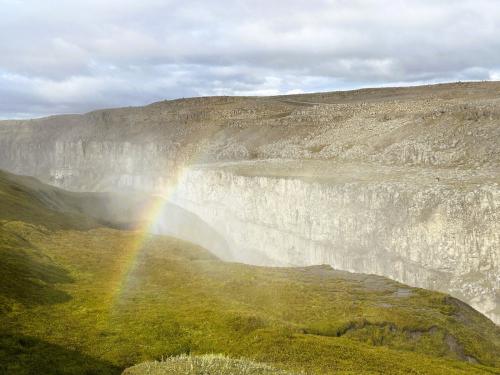 El río Jökulsá á Fjöllum sigue la fosa de Sveinar y un enjambre de fisuras del sistema volcánico de Fremrinámar, una de las cinco zonas volcánicas activas de la Zona Volcánica Norte, por lo que es probable que la génesis del cañón estuviera también condicionada por la tectónica precedente. (Autor: Antonio P. López)