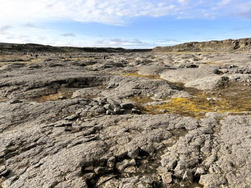 La erosión fluvial y glaciar han modelado la parte superior de las columnas prismáticas de las coladas basálticas cerca de la cascada Dettifoss. (Autor: Antonio P. López)