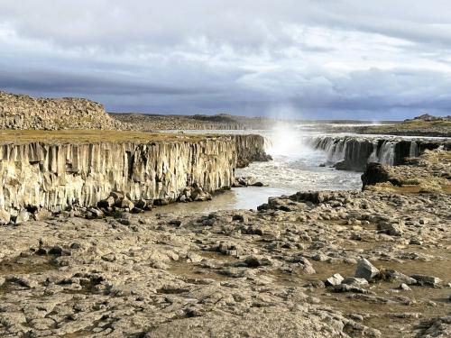 Según estudios recientes, la garganta o cañón de Jökulsárgljúfur se formó por la deglaciación del Vatnajökull en el Holoceno y la actividad magmática subglacial. El volcán Bárðarbunga, situado bajo el glaciar Vatnajökull, entró en erupción en múltiples ocasiones, provocando terremotos e importantes inundaciones catastróficas. Estas erupciones liberaron rápidos y enormes volúmenes de agua de deshielo a lo largo del río, desprendiendo grandes trozos de basalto columnar preexistentes. Los estudios sobre el terreno determinaron que el cañón se formó a partir de tres inundaciones violentas y extremas, en lugar de por una erosión gradual, que provocaron una rápida remoción por arrancamiento, hace dos, cinco y nueve mil años. (Autor: Antonio P. López)