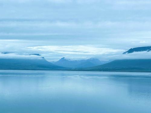 Un valle glaciar se caracteriza geomorfológicamente por presentar un perfil transversal en forma de “U”, a diferencia del fluvial cuyo perfil es en “V”. En la imagen, un gran valle glaciar en Akureyri visto desde el fiordo Eyjafjörður, muy cerca del círculo polar ártico. (Autor: Antonio P. López)