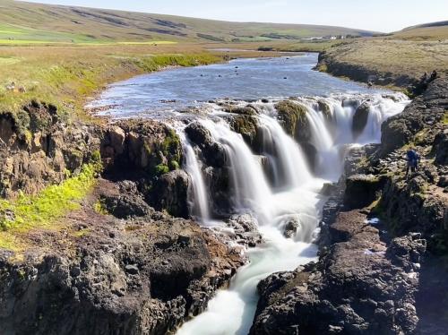 El cañón Kolugljúfur atraviesa el valle de Víðidalur por el que fluye el río Víðidalsá, al norte de Islandia. El cañón tiene aproximadamente 1 km de largo y unos 40-50 metros de profundidad. Al inicio del cañón se encuentra la cascada Kolufoss con varios saltos en paralelo. (Autor: Antonio P. López)