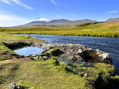 Algunas fuentes termales están en los sitios más insospechados. La de Fosslaug está junto al río Húseyjarkvísl y relativamente cerca de la cascada de Reykjafoss, a unos 7 km de Varmahlíð, al norte de Islandia y muy alejada de las zonas turísticas. (Autor: Antonio P. López)