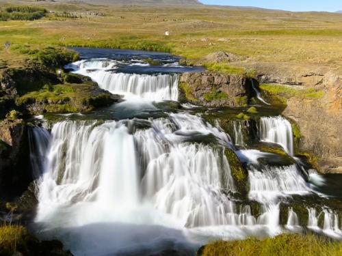 Reykjafoss es una pequeña cascada con varias caídas que salvan unos 20 metros de desnivel en el río Svartá, afluente del Héraðsvötn, al norte de Islandia. 
Vista frontal de la cascada. (Autor: Antonio P. López)