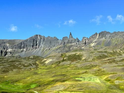 La cresta Drangafjall divide los valles de Öxnadalur y Hörgárdaluren al suroeste de Akureyri, en la región de Norðurland Eystra, al norte de Islandia. De la cresta sobresale un pico cónico, el Hraundrangi (traducido como ‘aguja de lava’), que se eleva a 1.075 metros sobre el nivel del mar y 80 metros sobre la cresta. 
Hraundrangi se formó como consecuencia de un gran deslizamiento parcial del cono exterior del complejo volcánico Háafjall, también en el valle de Öxnadalur, ocurrido en el Holoceno. (Autor: Antonio P. López)