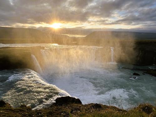 El río Skjálfandafljót tiene una longitud de 180 km y nace en el glaciar Vatnajökull. 
Goðafoss al atardecer. (Autor: Antonio P. López)