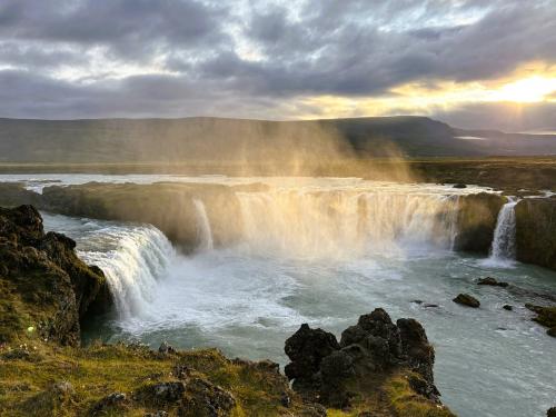 Goðafoss, o ‘cascada de los dioses’, se encuentra en el municipio de Þingeyjarsveit, región de Norðurland Eystra, al norte del país. Las aguas del río Skjálfandafljót, el cuarto río más caudaloso de Islandia, se precipitan desde 12 metros de altura y alcanzan los 30 metros de ancho. En realidad, son dos cascadas principales y varias más pequeñas que, en algunas partes, alcanzan hasta 17 metros de altura. (Autor: Antonio P. López)