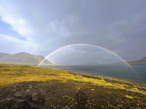 La costa de Grundarfjörður en un día lluvioso. Al fondo, en el centro Kirkjufell. (Autor: Antonio P. López)