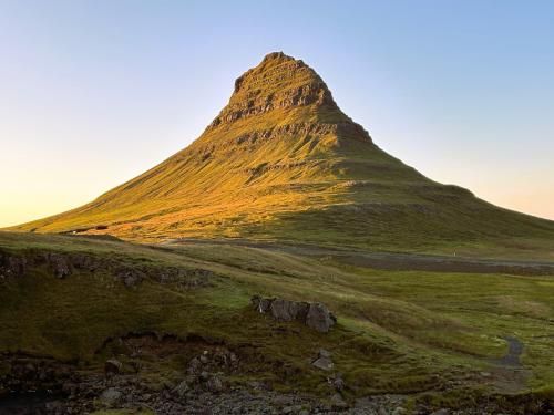 Kirkjufell es una estrecha montaña aislada de 463 metros de altura cerca de Grundarfjörður, en la península de Snæfellsnes, al oeste de Islandia, fruto de una impresionante erosión glaciar. Muy cerca se encuentra el estratovolcán inactivo Snæfellsjökull, de 1.446 metros de altitud, dentro del Parque Nacional Snæfellsjökull.
Es una de las "vistas" más famosas de Snæfellsnes. (Autor: Antonio P. López)