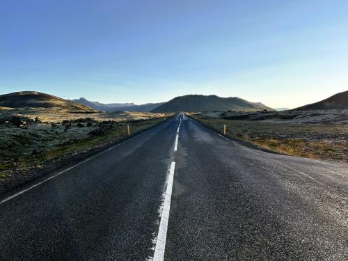 Carretera entre un paisaje volcánico desolado en Snæfellsnes. (Autor: Antonio P. López)