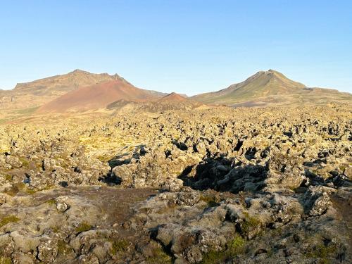 El área de Helgafellssveit, situada en la región de Vesturland, en la península de Snæfellsnes, al oeste del país, se encuentra sobre la placa norteamericana. Esta zona se caracteriza por la presencia de innumerables conos volcánicos que emergen sobre extensos campos de lava. 
En la imagen, a la derecha el volcán Hafrafell, a la izquierda el Kerlingarfjall, de 585 metros de altura, y delante de este el Rauðkúla, de color rojizo. (Autor: Antonio P. López)