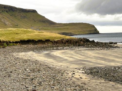 En las rocas basálticas de la playa de Búlandshöfði que están en contacto con el mar, y por tanto bastante erosionadas, suelen encontrarse algunos tipos de zeolitas. La más abundante en la zona es la chabasita, lo que indica que ha habido una alteración hidrotermal de baja temperatura. (Autor: Antonio P. López)