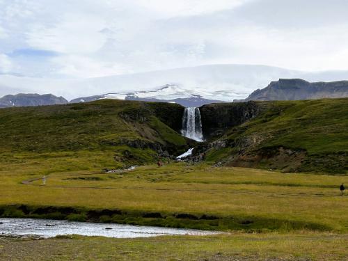 Svöðufoss es una cascada en el río Hólmkelsá con una caída de 10 metros desde un antiguo acantilado formado por columnas poligonales de dolerita. Forma parte del Parque Nacional Snæfellsjökull, en la península de Snæfellsnes. Al fondo, el volcán Snæfellsjökull cubierto de hielo por el glaciar del mismo nombre sobre el que hay un manto de nubes. (Autor: Antonio P. López)