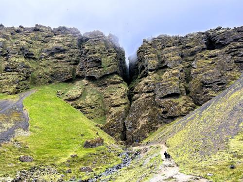 La cordillera Botnsfjall, en el sur de la península de Snæfellsnes, está dividida por una estrecha garganta llamada Rauðfeldsgjá. La estrecha fisura de pocos metros de ancho, por la que discurre un arroyo, es visitable. Sus paredes y suelo interiores están casi completamente cubiertos de musgo resbaladizo. El acceso está cerrado en invierno a causa del hielo. (Autor: Antonio P. López)