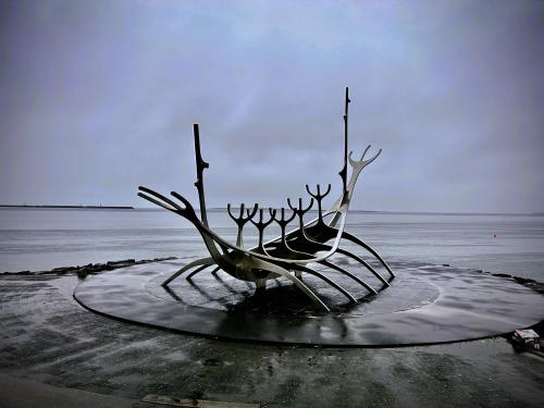 La escultura “El Viajero del Sol” (Sólfarið) se construyó para conmemorar el 200 aniversario de la ciudad de Reikiavik. Fabricada en acero, recuerda a un barco vikingo, honrando la historia de Islandia y su tradición marinera. Una oda al sol, en un día gris. (Autor: Antonio P. López)