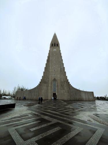 En Reikiavik está Hallgrímskirkja que, con 74,5 metros, es la iglesia luterana más alta de Islandia. Su construcción comenzó en 1948 y duró 38 años. Lo que más llama la atención es que el arquitecto de la iglesia, Guðjón Samúelsson, se inspiró en las columnas basálticas para el diseño de la fachada. (Autor: Antonio P. López)