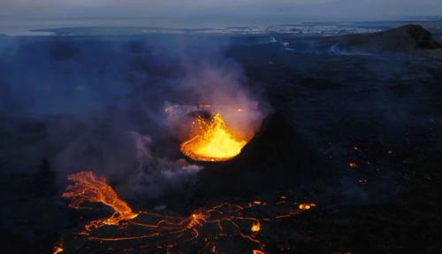 Sundhnúkur es un cráter de unos 130 metros asociado a una fisura volcánica dentro del sistema volcánico Eldvörp–Svartsengi, que forma parte de la zona de rift de la península de Reykjanes, al suroeste de Islandia. Esta fisura, con emisión de lava de tipo basáltico, está datada desde el año 2.350 a.C. y se extiende al noroeste de la ciudad de Grindavík.
Autor y copyright ©: David Aguilar Martin. (Autor: Antonio P. López)