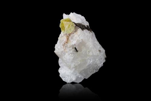 Stillwellite-(Ce)<br />Macizo Dara-i-Pioz, Cordillera Alay, Distrito Tobei, Región Nohiyahoi Tobei Jumhuri, Tayikistán<br />4.5 x 7 x 5.5 cm / main crystal: 1.5 cm<br /> (Author: MIM Museum)