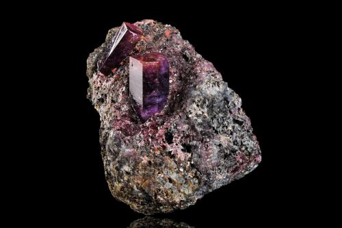 Corundum (variety sapphire) with rhodolite, Phlogopite and Spinel<br />Cantera Zazafotsy, Comunidad Zazafotsy, Fianarantsoa, Distrito Ihosy, Región Horombe, Provincia Fianarantsoa, Madagascar<br />6.5 x 6 x 8 cm / main crystal: 2.9 cm<br /> (Author: MIM Museum)