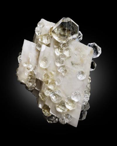 Fluorite on Calcite<br />Hexigten Banner (Kèshíkèténg Qí), Chifeng (Ulanhad), Región Autónoma Mongolia Interior, China<br />14 x 11 x 16 cm / main crystal: 4 cm<br /> (Author: MIM Museum)