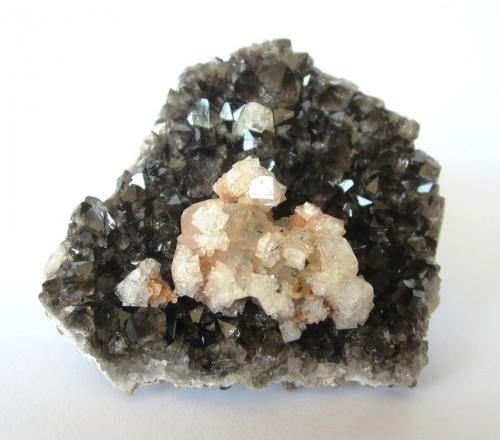 Chabazite, quartz, calcite, goethite<br />Cantera Becker, Freisen, Distrito Sankt Wendel, Saarland, Alemania<br />Specimen size 7 x 6 cm<br /> (Author: Tobi)