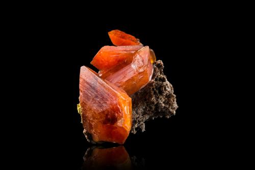 Wulfenite and Quartz<br />M'Fouati, Distrito M'Fouati, Departamento Bouenza, República del Congo<br />5 x 4.5 x 4.5 cm / main crystal: 3.8 cm<br /> (Author: MIM Museum)