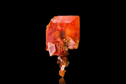 Wulfenite<br />M'Fouati, Distrito M'Fouati, Departamento Bouenza, República del Congo<br />2 x 2 x 3 cm / main crystal: 2.4 cm<br /> (Author: MIM Museum)