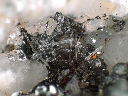 Burbankita, Clorita, Ilmenita, Analcima<br />Pedra Balão, Complejo alcalino Poços de Caldas, Poços de Caldas, Minas Gerais, Brasil<br />Cristales de 2 mm.<br /> (Autor: Antonio P. López)