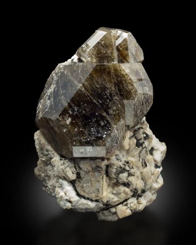 Zircon with Orthoclase<br />Montes Vishnevye (Vishnevogorsk), Chelyabinsk Oblast, Distrito Federal Ural, Rusia<br />8 x 6 x 12 cm / main crystal: 6.8 cm<br /> (Author: MIM Museum)