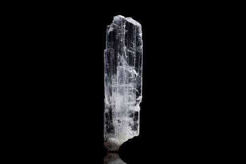 Bikitaíta<br />Mina Foote Lithium Co. (Mina Foote), Distrito Kings Mountain, Condado Cleveland, North Carolina, USA<br />1.5 x 0.5 x 4.5 cm / Cristal principal: 4.2 cm<br /> (Autor: Museo MIM)