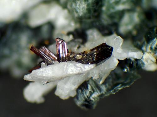 Rutilo<br />Canteras de Mármol, Macael, Comarca Valle del Almanzora, Almería, Andalucía, España<br />Cristales de hasta 3 mm.<br /> (Autor: Antonio P. López)