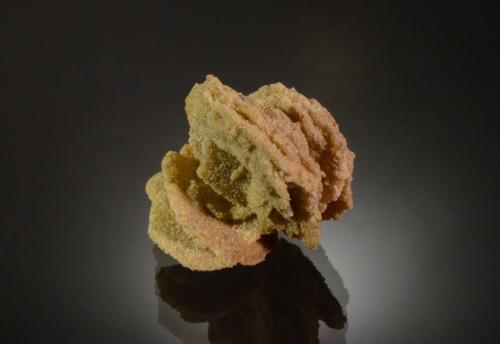 Barite<br />Cantera de arena, Rockenberg, Wetteraukreis, Darmstadt, Hesse/Hessen, Alemania<br />3.3 x 3.0 x 3.2 cm<br /> (Author: Michael Shaw)