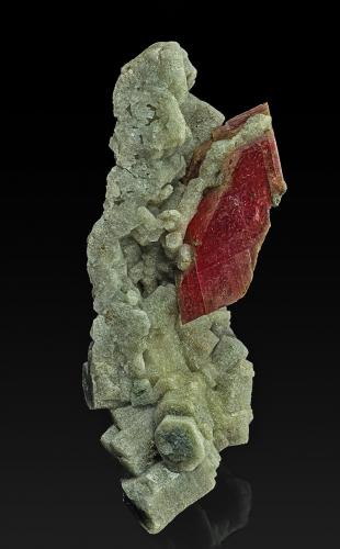 Rhodochrosite, Apatite (Group)<br />Pegmatita Toca da Onça, Virgem da Lapa, Jequitinhonha, Minas Gerais, Brasil<br />13.2 x 6.0 cm<br /> (Author: am mizunaka)