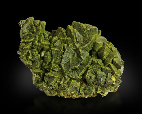 Meta-autunite<br />Mina Daybreak, Monte Kit Carson, Condado Spokane, Washington, USA<br />17 x 12.5 x 8 cm / main crystal: 2.5 cm<br /> (Author: MIM Museum)