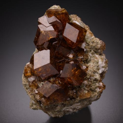 Grossular Garnet<br />Canteras Belvidere Mountain, Lowell & Eden, Condados Orleans and Lamoille, Vermont, USA<br />2 cm x 1.3 cm x 2.5 cm<br /> (Author: Antonio Nazario)