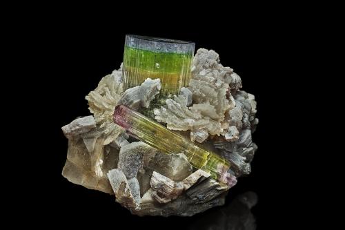 Elbaite, Polylithionite-Trilithionite (Series), Albite, Quartz (variety smoky quartz)<br />Paprok, Distrito Kamdesh, Provincia Nuristan, Afganistán<br />9.8 x 7.8 cm<br /> (Author: am mizunaka)