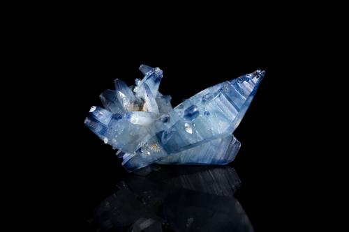 Corundum (variety sapphire)<br />Ratnapura, Distrito Ratnapura, Provincia Sabaragamuwa, Sri Lanka<br />4.5 x 2 x 2.5 cm / main crystal: 3.9 cm<br /> (Author: MIM Museum)