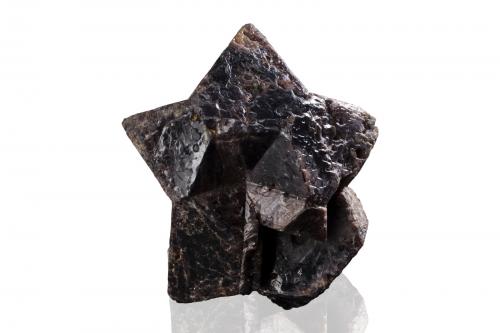 Spinel<br />Mogok, Distrito Pyin-Oo-Lwin, Región Mandalay (Division Mandalay), Myanmar (Burma)<br />4.5 x 3 x 4 cm / main crystal: 2.7 cm<br /> (Author: MIM Museum)