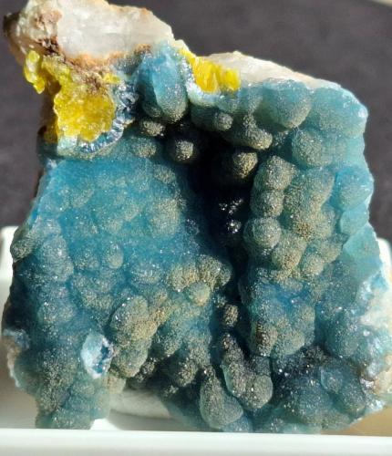 Plumbogummite, Pyromorphite<br />Zona Yangshuo / Laohu, Montes Haiyang, Prefectura Guilin, Región Autónoma Guangxi Zhuang, China<br />3,5 x 3,5 cm<br /> (Author: Volkmar Stingl)