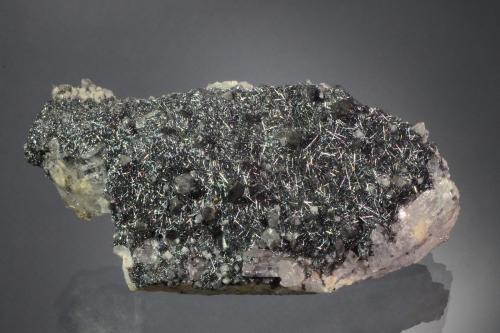 Boulangerite<br />Ramsbeck, Bestwig, Distrito Hochsauerland, Arnsberg, Renania del Norte-Westfalia/Nordrhein-Westfalen, Alemania<br />9.2 x 4.7 x 2.9 cm<br /> (Author: Michael Shaw)